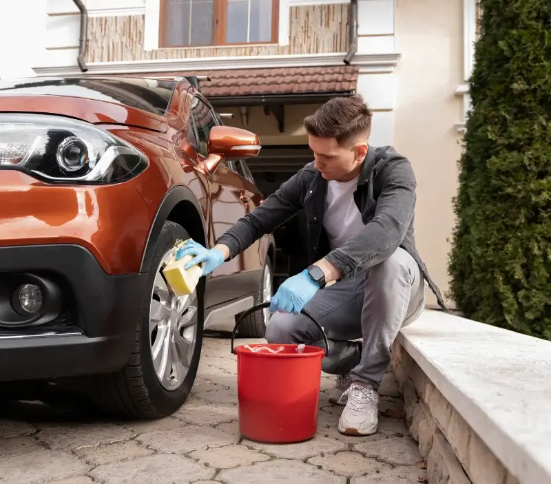 Lavage auto à domicile Bourgvallées : professionnel intervenant sur un véhicule